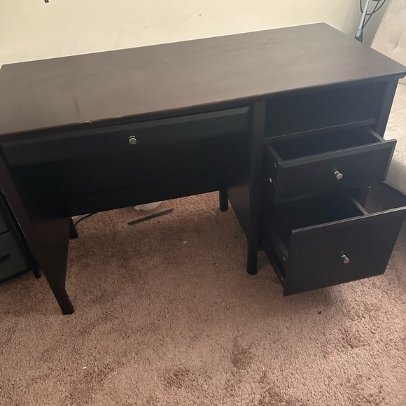 Wooden desk - Picture 2 of 4